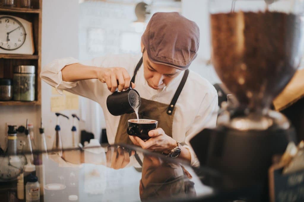 Barista Sedang Membuat Kopi